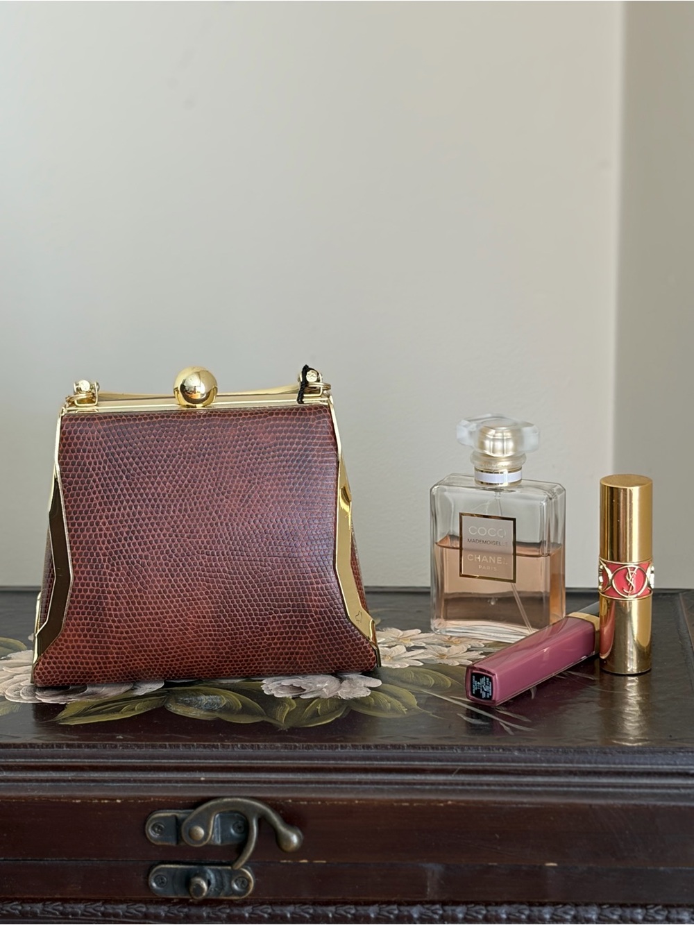 Vintage-Style Brown Textured Frame Top Handbag with Gold Trim